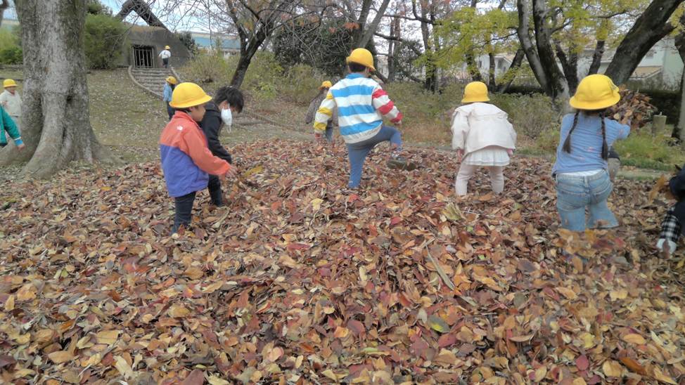 庭に立っている子供たち

AI 生成コンテンツは誤りを含む可能性があります。