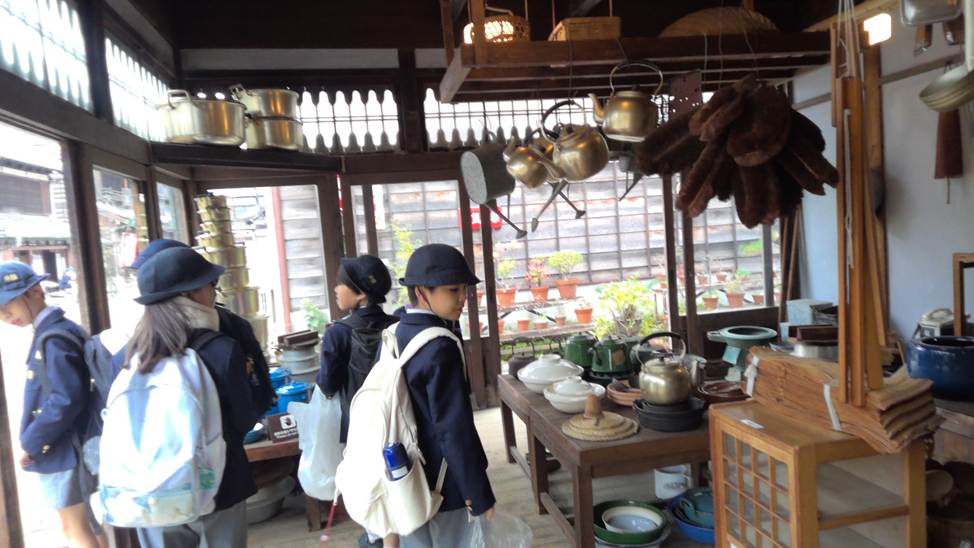 屋内, 人, 建物, テーブル が含まれている画像

AI 生成コンテンツは誤りを含む可能性があります。